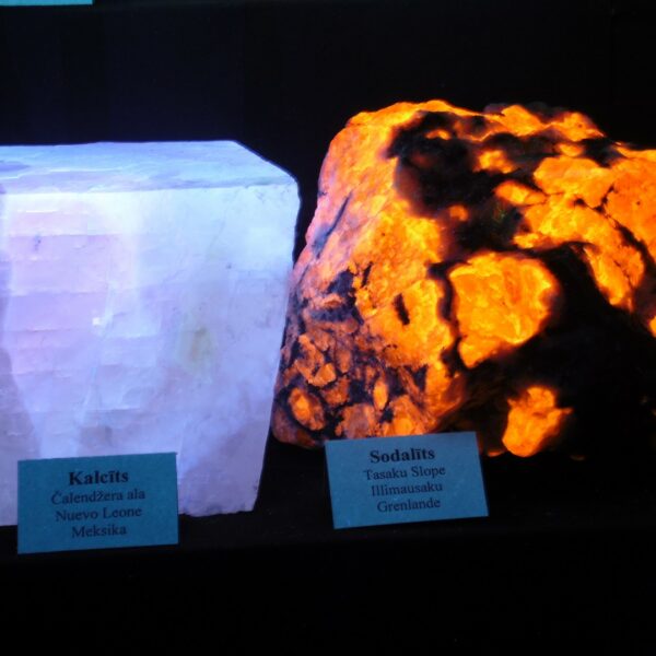 Luminiscējošie akmeņi muzejā Alūksnē